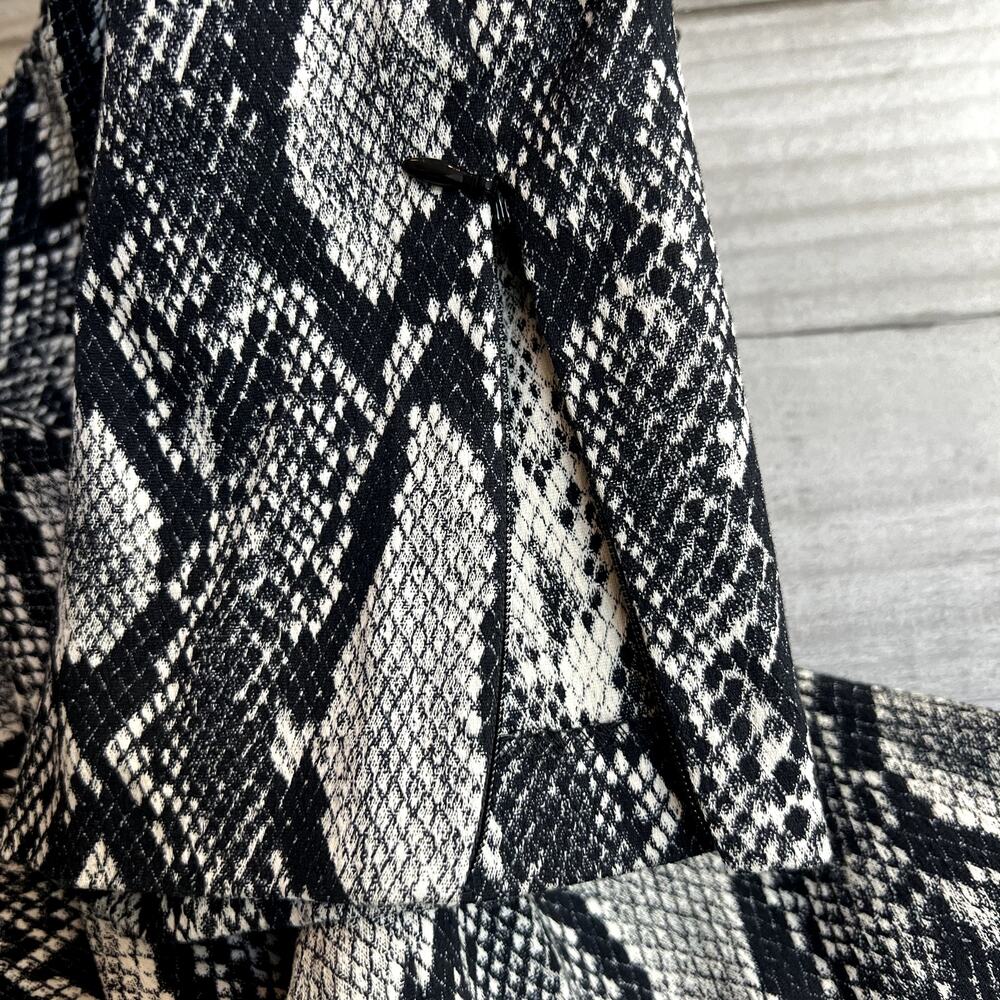 Alice + Olivia Black & White Snake Print Cropped Pants - Picture 4 of 7